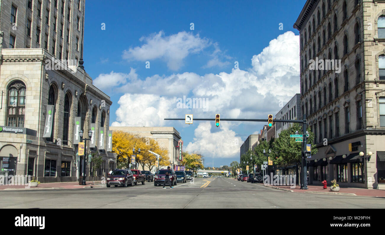 Paesaggio di strade del centro cittadino di Saginaw Michigan in una giornata autunnale Foto Stock