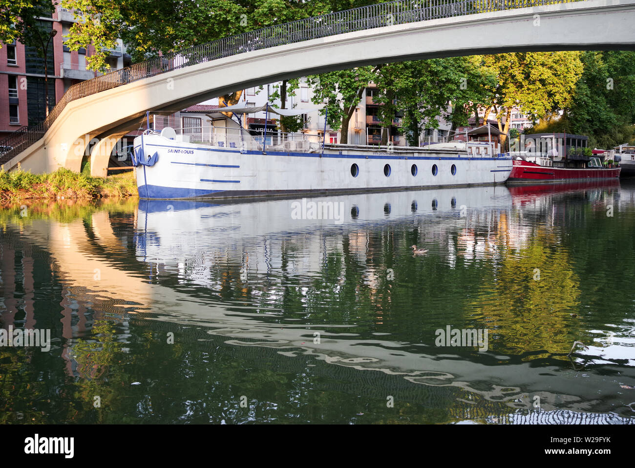 Barche ormeggiate lungo il pittoresco Canal du Midi inToulouse, Francia Foto Stock