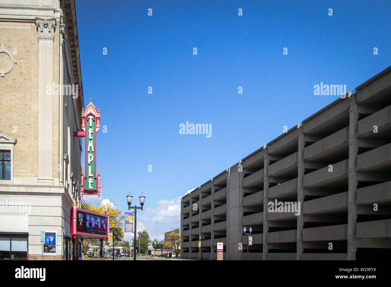 La Saginaw, Michigan, Stati Uniti d'America - 9 Ottobre 2018: le strade del centro cittadino di Saginaw, Michigan con il tempio storico teatro in primo piano. Foto Stock