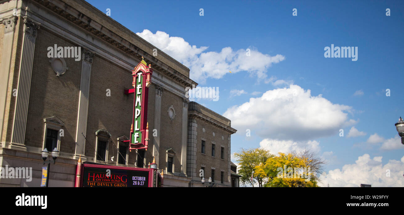 La Saginaw, Michigan, Stati Uniti d'America - 9 Ottobre 2018: le strade del centro cittadino di Saginaw, Michigan con il tempio storico teatro in primo piano. Foto Stock