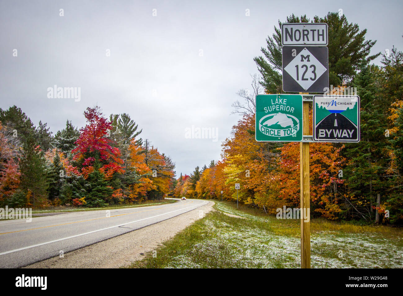 Paradise, Michigan, Stati Uniti d'America - 13 Ottobre 2018: Michigan Scenic Byway con Lago Superior Scenic Circle Tour segno su un territorio rurale Michigan due corsie. Foto Stock