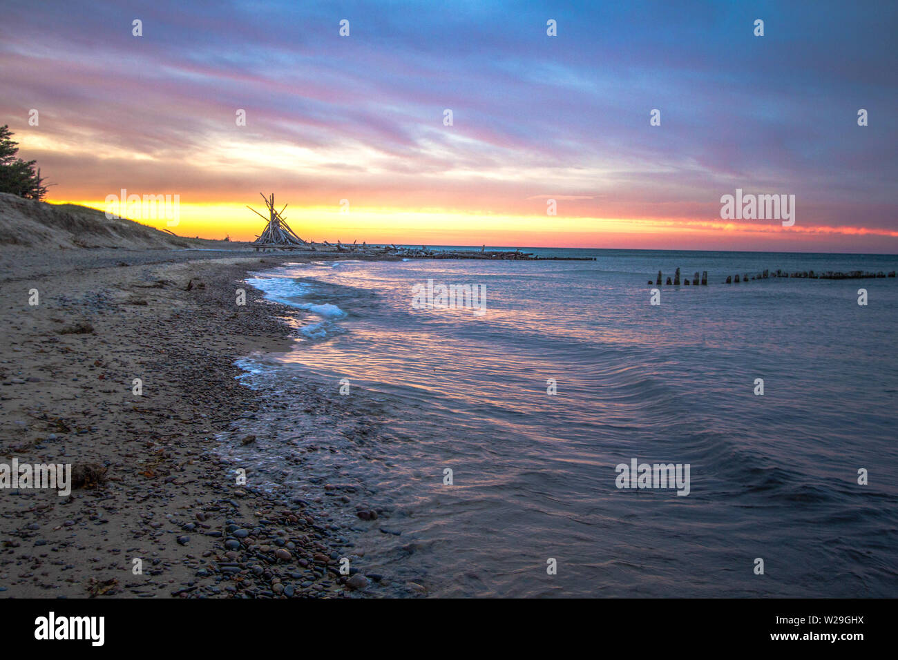 Michigan Beach Sunset. Tramonto sulla costa selvaggia del Lago Superior con capanna all'orizzonte nella Penisola superiore del Michigan a Whitefish Point. Foto Stock