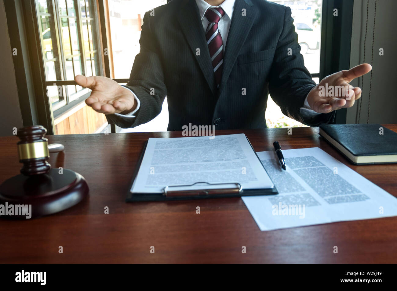 Avvocato presente client con contratto le carte sul tavolo in ufficio. consulente avvocato, avvocato, il giudice, concetto. Foto Stock