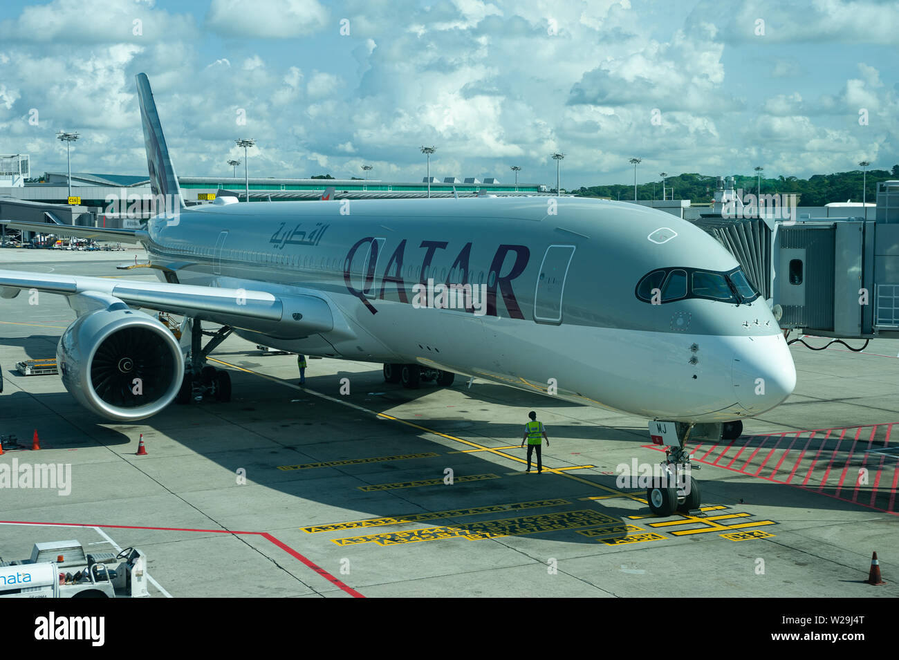 05.06.2019, Singapore, Repubblica di Singapore, Asia - Qatar Airways Airbus A350-900 passeggero aereo a Singapore Changi Airport. Foto Stock