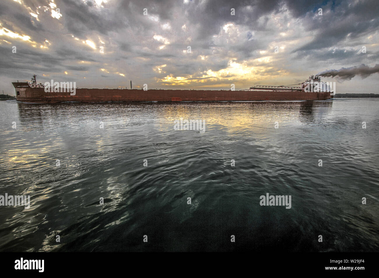 Port Huron, Michigan, Stati Uniti d'America - 4 Settembre 2018: 1000 piedi grandi laghi freighter James R Barker a sunrise Foto Stock
