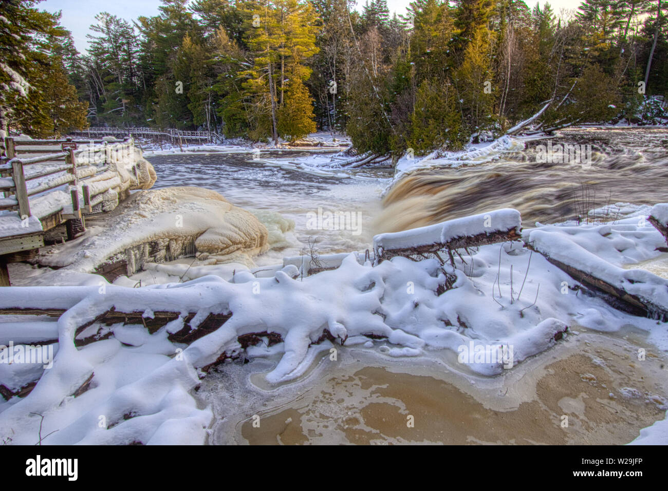 Inverno a Tahquamenon Falls. Inverno congelate di selvaggia bellezza di Tahquamenon Falls membro nel Michigan del nord Foto Stock