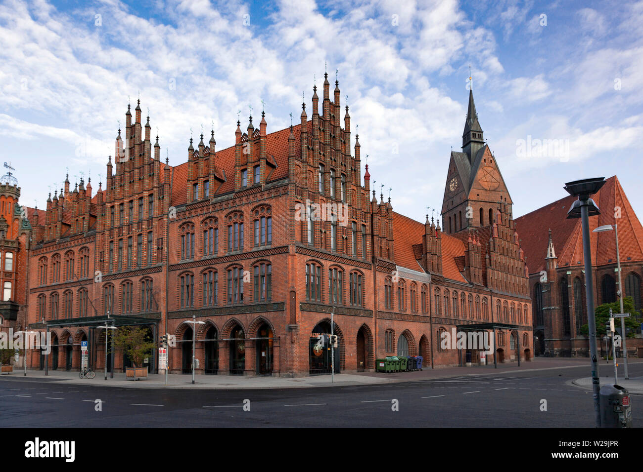Municipio della Città Vecchia nel centro storico della città di Hannover e sullo sfondo la chiesa Marktkirche San Georgii et Jacobi Foto Stock