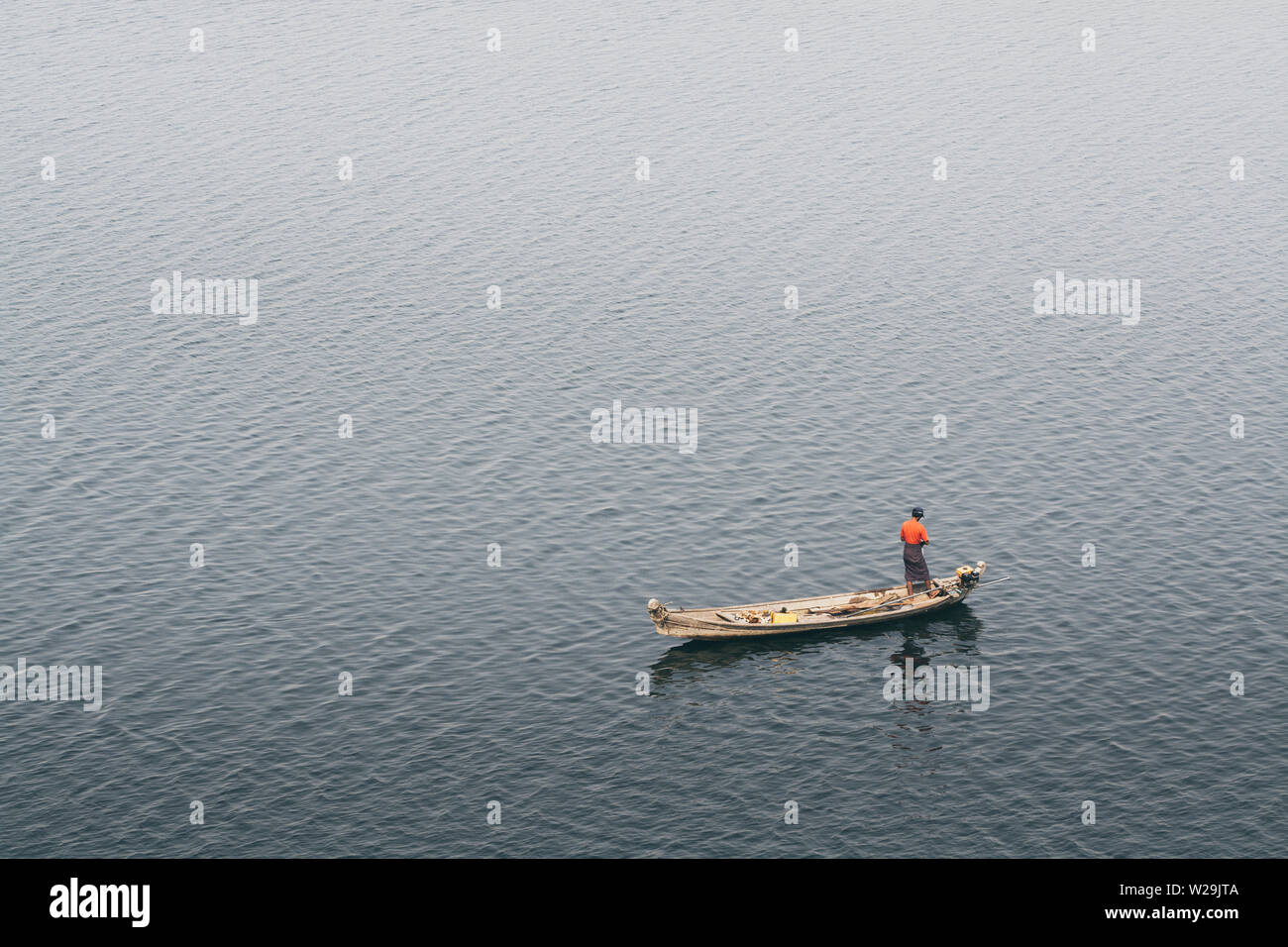Tradizionale birmana pescatore in una barca di legno sul fiume Irrawaddy vicino a Bagan, Myanmar. Foto Stock