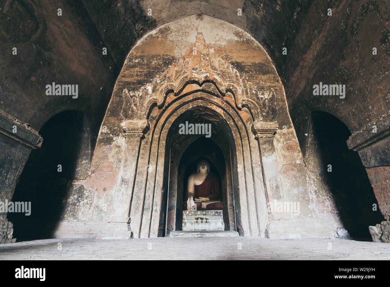 Interno del tempio buddista birmano con statua del Buddha in Bagan, Myanmar. Obiettivo grandangolare di shot. Foto Stock