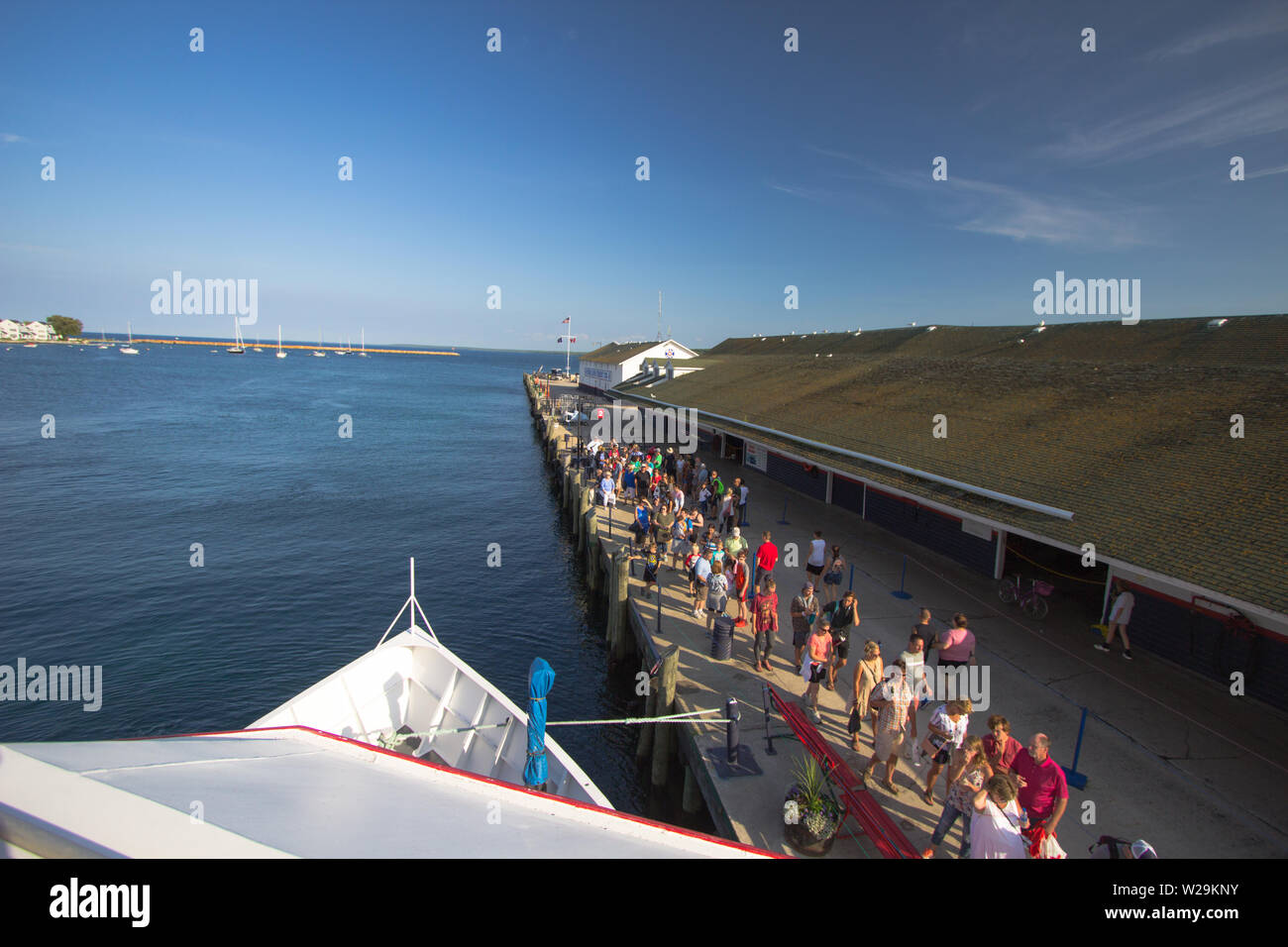 Mackinaw Island, Michigan, Stati Uniti - Un Molo per un traghetto di ritorno sulla terraferma del Michigan dopo una giornata sull'isola di Mackinac. Foto Stock