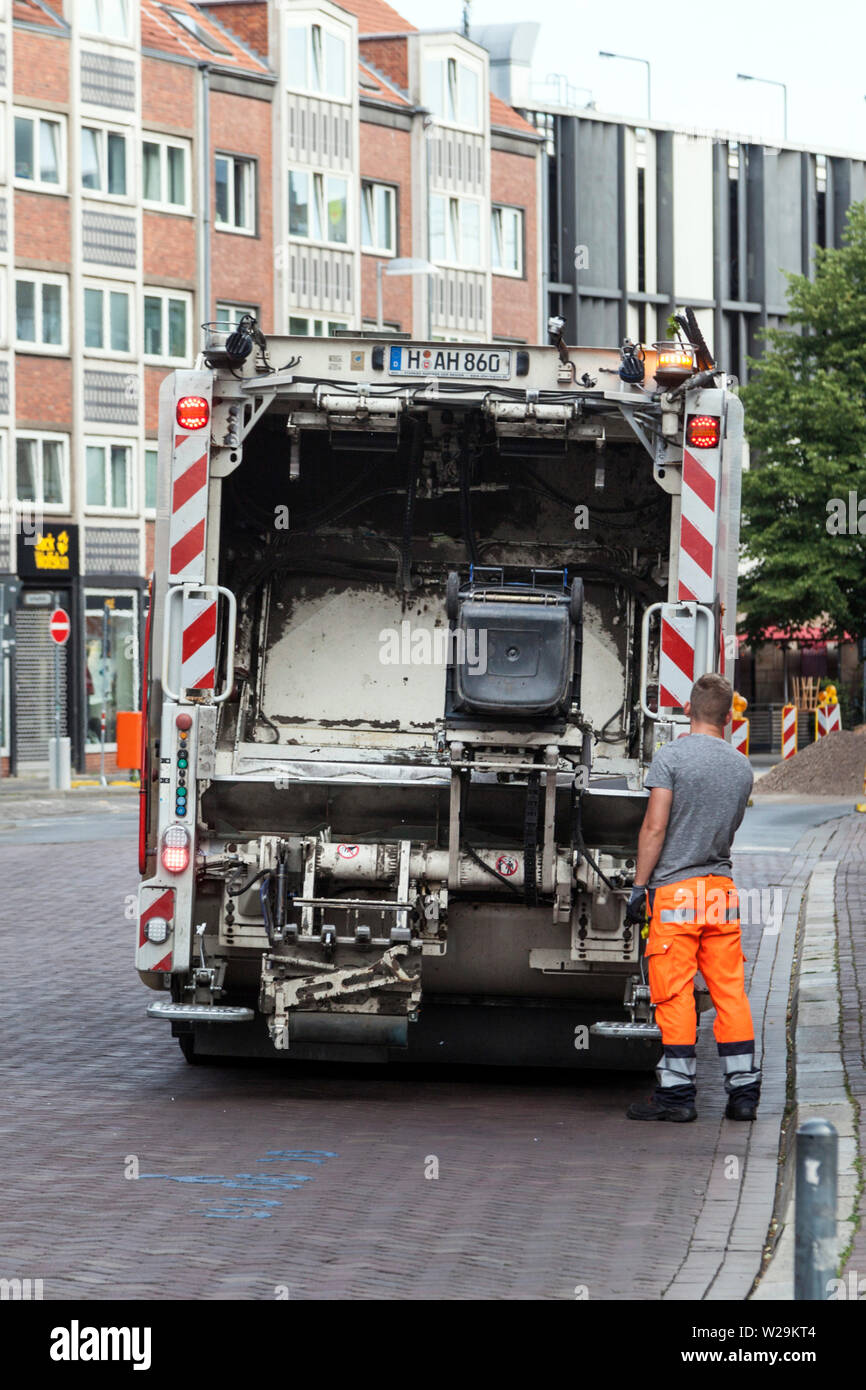 La raccolta dei rifiuti nel centro della città di Hannover Foto Stock