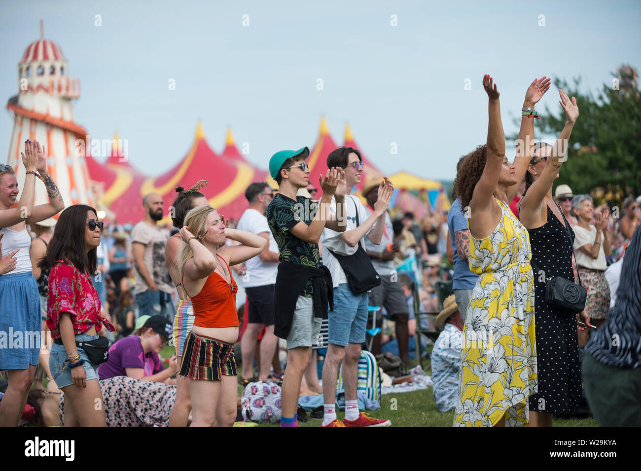 Glynde, Inghilterra, Regno Unito. 06 Luglio, 2019. Glynde, East Sussex, 6 luglio 2019. Amore sommo Jazz Festival. Scene di amore supremo Glynde a posto, immerso nel suggestivo scenario del South Downs, dove festival va godere di una giornata di sole pieno sul primo giorno del festival che ha visto l'Imperatrice del cantante Soul Gladys Knight headline. Credito: Francesca Moore/Alamy Live News Foto Stock