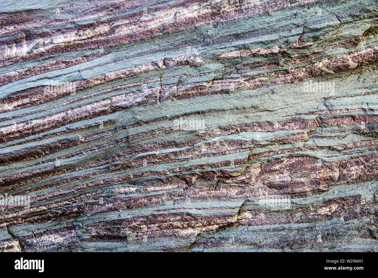 Il minerale di ferro Rock. Bande di ferro in forma grezza creare strati colorati in un masso Foto Stock