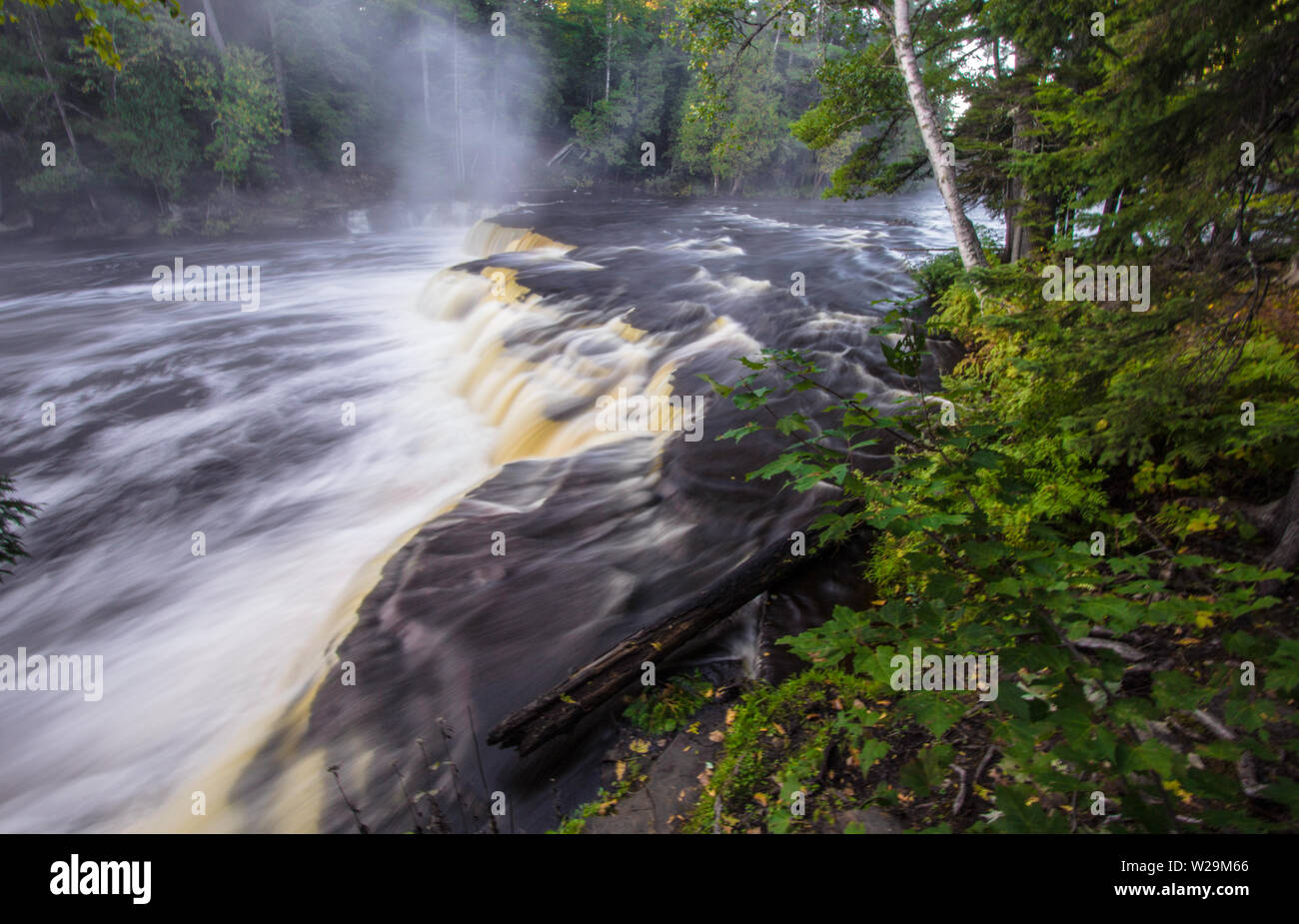 Le impetuose acque del fiume Tahquamenon da un guardano in basso Falls area. Paradise, Michigan Foto Stock