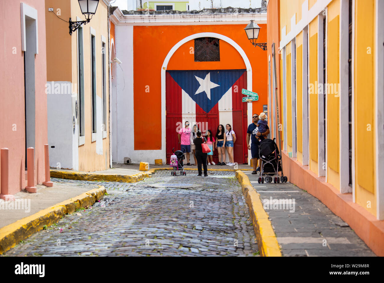 Il Puerto Rican i turisti stop per una foto nella vecchia San Juan, Puerto Rico Foto Stock