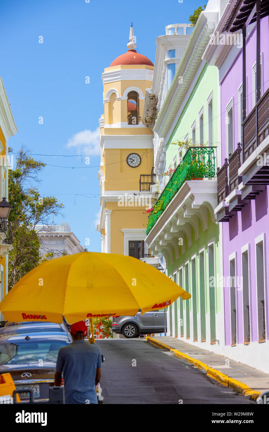 Strada stretta Casa Alcaldía de San Juan Vecchia San Juan, Puerto Rico Foto Stock