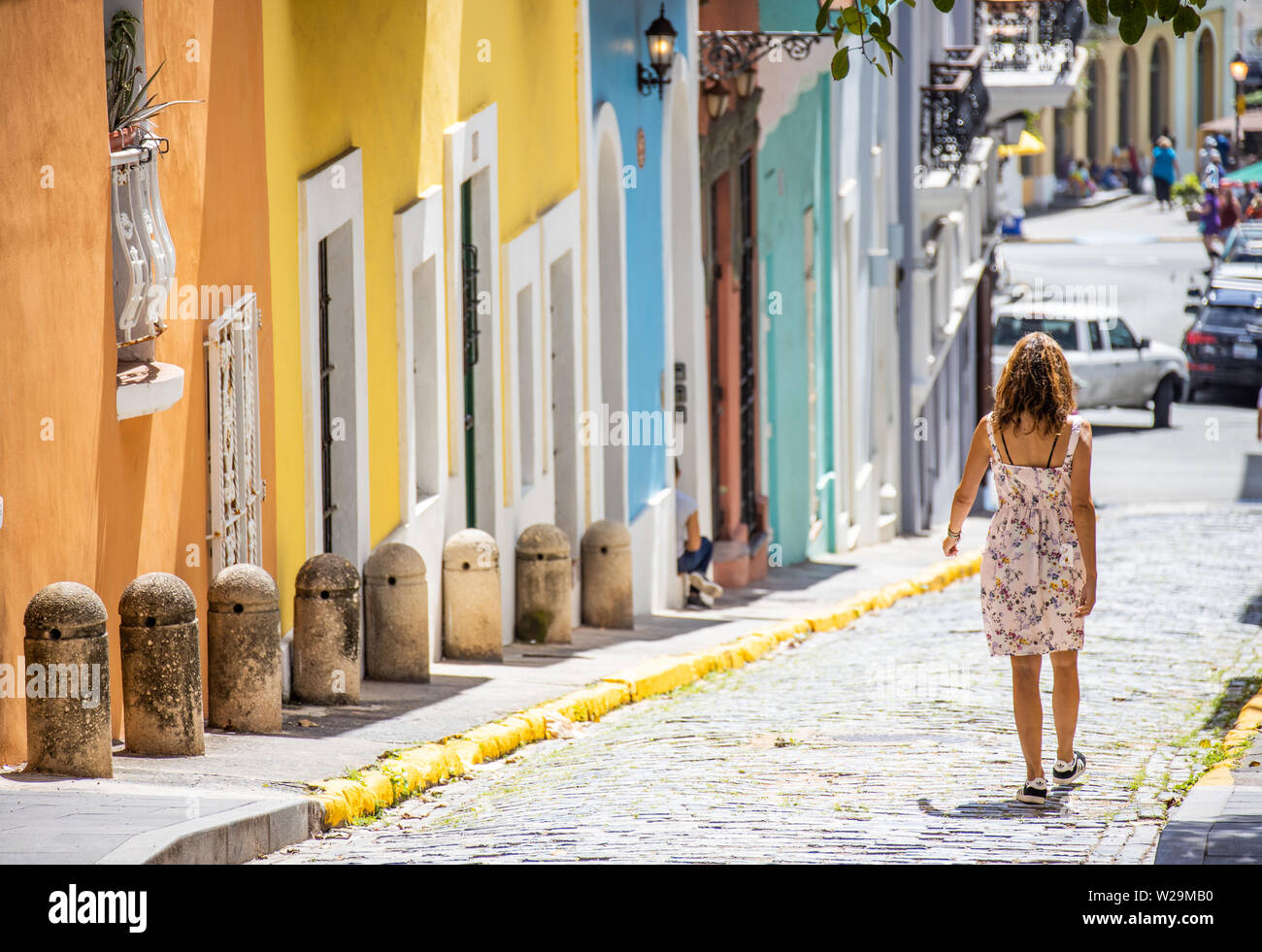Bella giovane donna a piedi nella città vecchia di San Juan, Puerto Rico Foto Stock