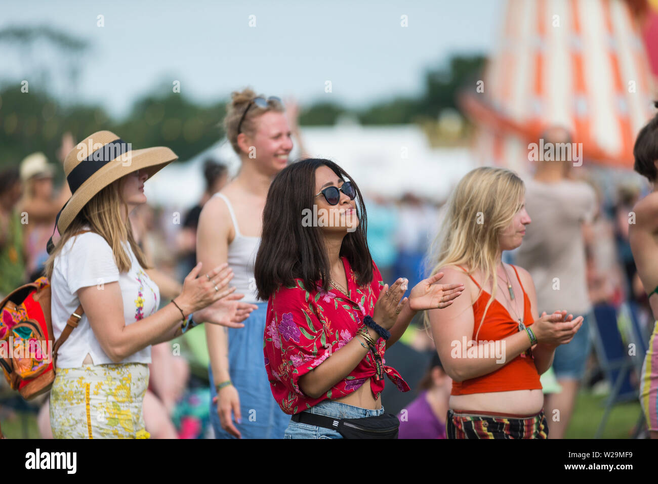 Glynde, Inghilterra, Regno Unito. 06 Luglio, 2019. Glynde, East Sussex, 6 luglio 2019. Amore sommo Jazz Festival. Scene di amore supremo Glynde a posto, immerso nel suggestivo scenario del South Downs, dove festival va godere di una giornata di sole pieno sul primo giorno del festival che ha visto l'Imperatrice del cantante Soul Gladys Knight headline. Credito: Francesca Moore/Alamy Live News Foto Stock