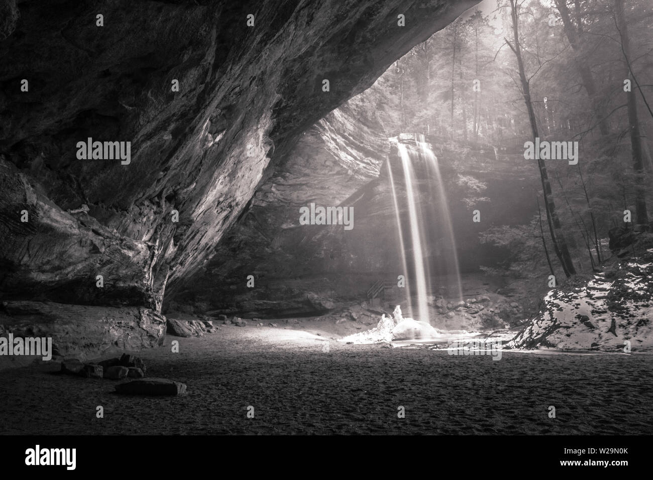 Cascata Foresta Mistica In Bianco E Nero. La primavera arriva al Hocking Hills state Park quando la neve inizia a sciogliersi Foto Stock