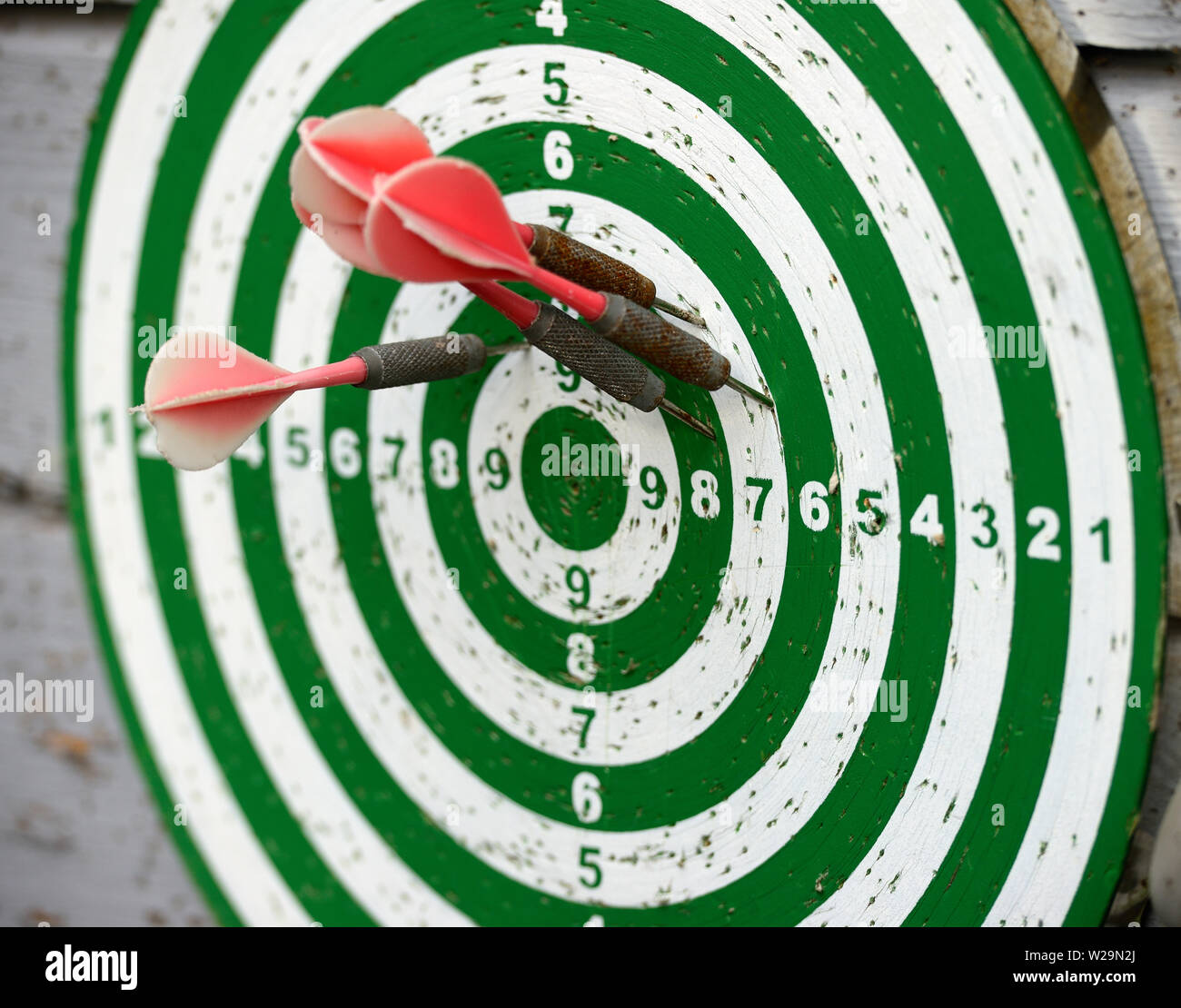 Vecchio freccette bersaglio appeso sulla porta al di fuori Foto Stock
