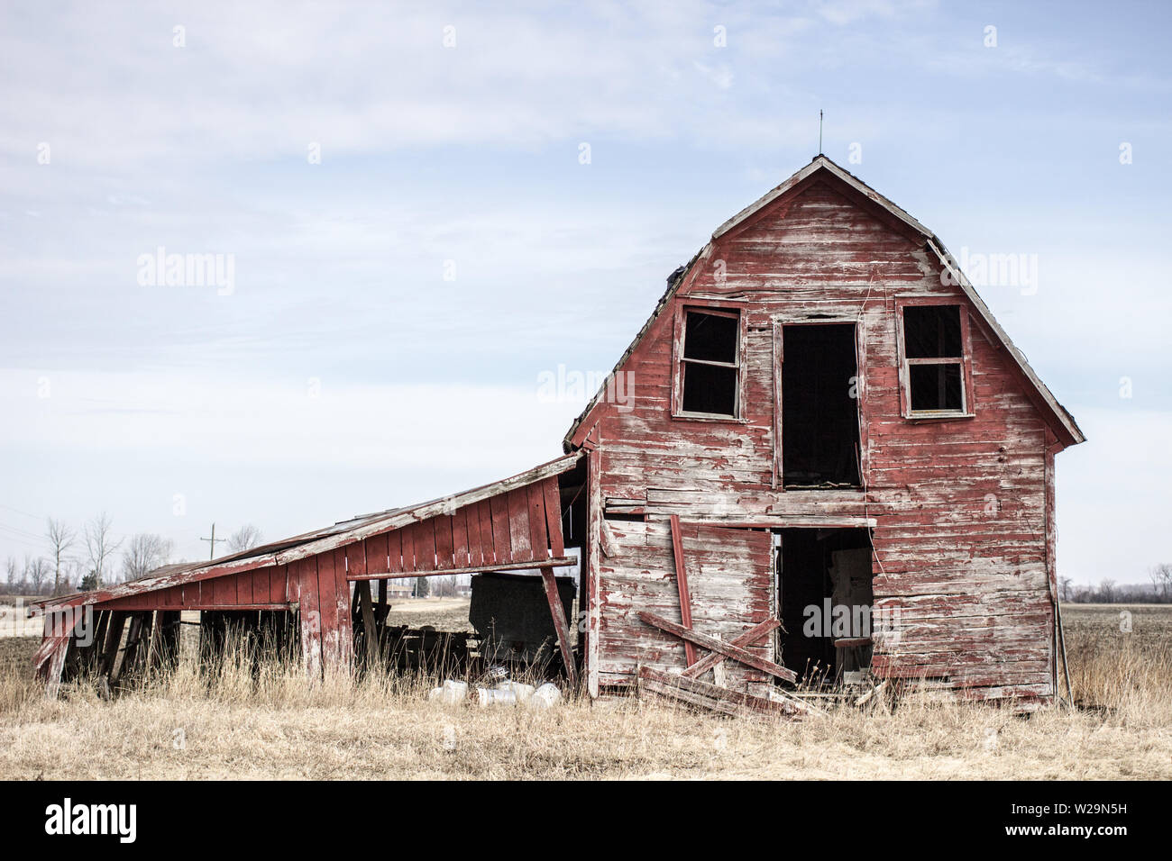 Abbandonati esterni del vecchio fienile rosso del Midwest America. Foto Stock