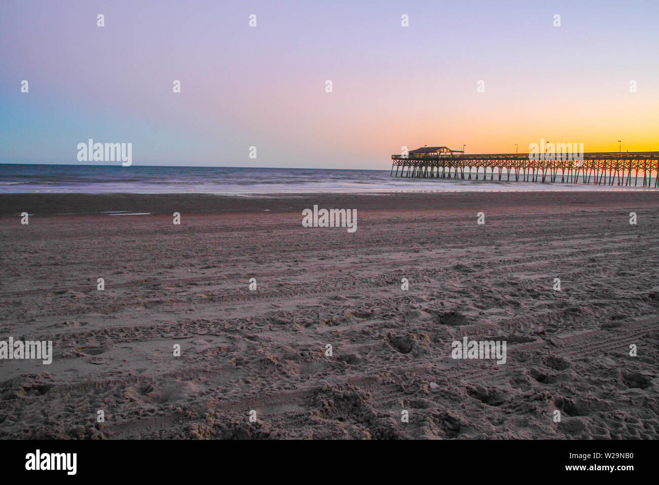 Myrtle Beach State Park pier in aggetto verso l'Oceano Atlantico con un Cielo di tramonto sullo sfondo. Myrtle Beach, Carolina del Sud. Foto Stock