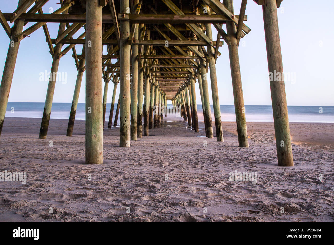 Sotto la passerella su di una spiaggia di sabbia in Myrtle Beach, Carolina del Sud Foto Stock