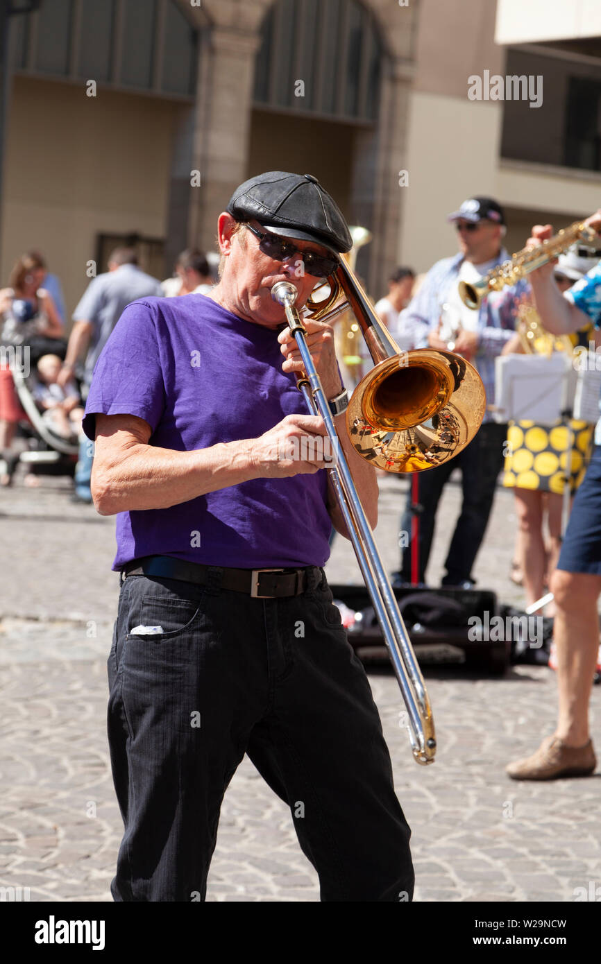 I musicisti suonano all'aperto su Fête de la Musique (Musica giorno), Rouen, Normandia, Francia Foto Stock