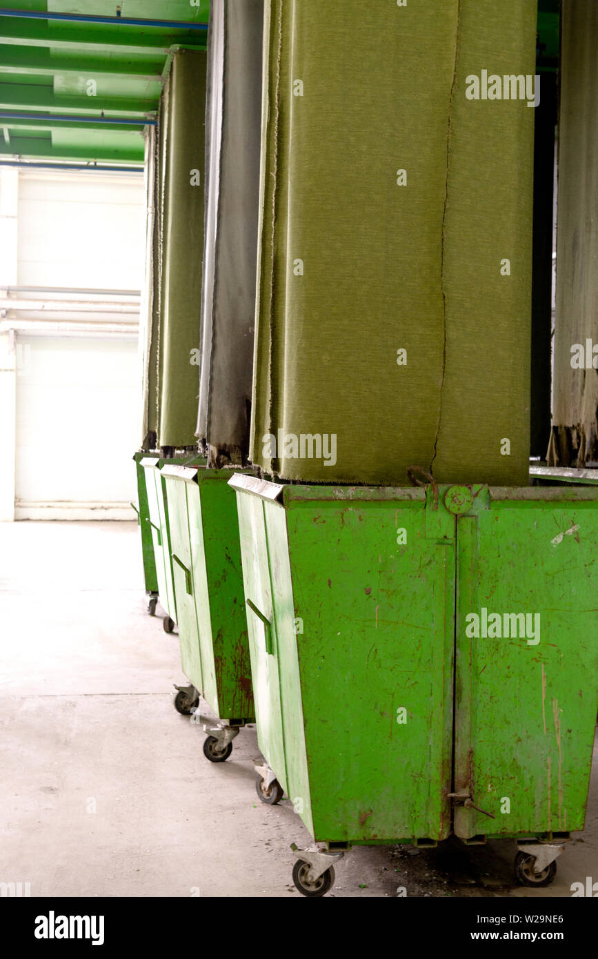 Impianto di trattamento dei rifiuti. Il processo tecnologico per accettazione, di storage, di cernita e di ulteriore trattamento di rifiuti per il loro riciclo. Messa a fuoco selettiva. T Foto Stock