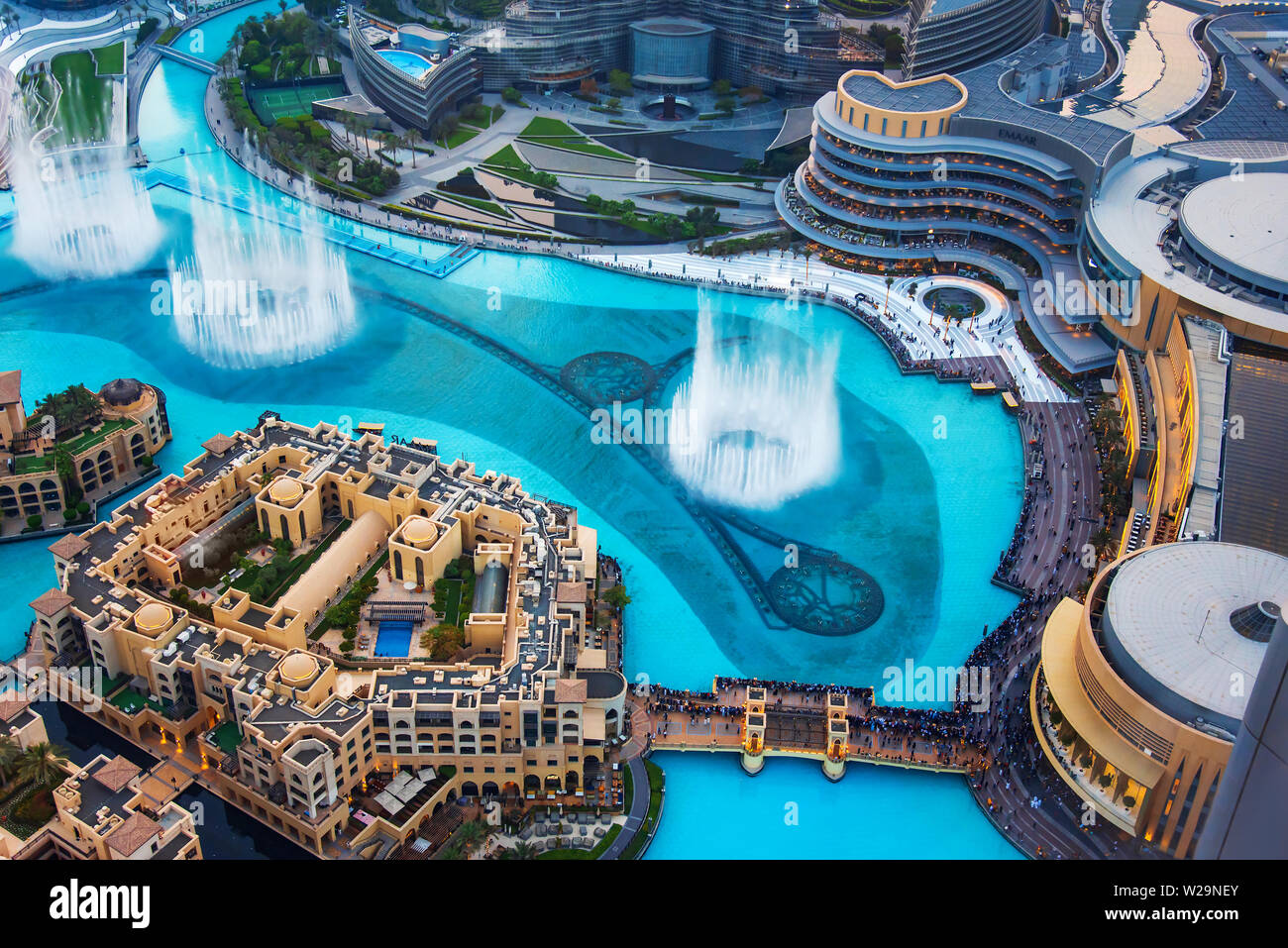 Dubai, Emirati Arabi Uniti - 5 Luglio 2019: Centro commerciale di Dubai e spettacolo di fontane circondate e moderni edifici del centro vista da sopra Foto Stock