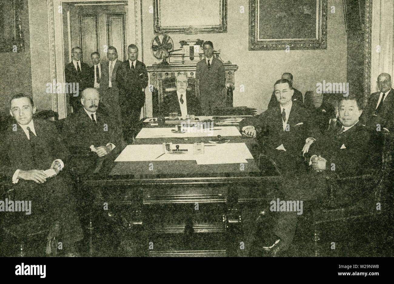 La didascalia di questa foto che risale al 1923 recita: Il Climax dei bracci conferenza. Il 17 agosto 1923, il negoziato trattati alla conferenza di Washington è diventata effettiva con il excahnge formale di ratifiche nella sala diplomatica del Dipartimento di Stato. Agendo in nome delle cinque potenze sono state (da sinistra a destra): Andre de la Boulaye (Francia); Henry G. Chilton (Gran Bretagna); Charles Evans Hughes (Segretario di Stato per gli Stati Uniti); Augusto Rosso (Italia); e Masanao Hanihara (Giappone). Foto Stock