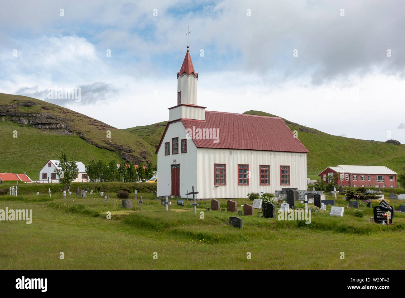 Un tipico piccolo villaggio chiesa (Skeiðflatarkirkja) vicino a Vik nel sud dell'Islanda. Foto Stock
