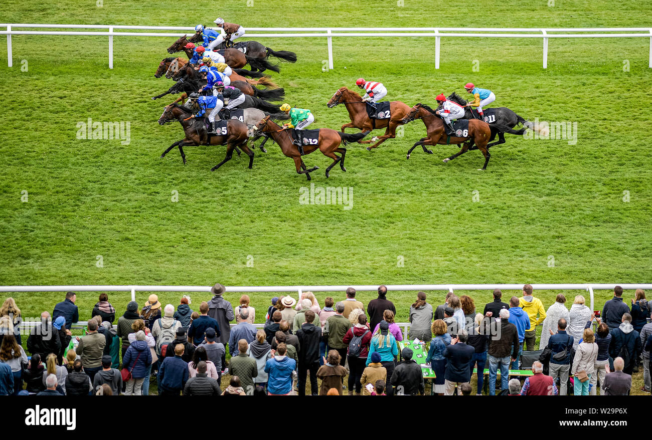 Amburgo, Germania. 07 Luglio, 2019. Corse di cavalli: galoppo, Derby Settimana di Amburgo. Il campo dei partecipanti alla gara di Hapag-Lloyd passa la principale tribuna. Credito: Axel Heimken/dpa/Alamy Live News Foto Stock