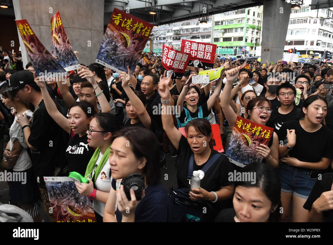 Hong Kong, Cina. 07 Luglio, 2019. I dimostranti si riuniscono per prendere parte alla manifestazione contro l'anti-legge in materia di estradizione il 7 giugno 2019 a Hong Kong, Cina. Le dimostrazioni a favore della democrazia hanno continuato per le strade di Hong Kong per il mese passato, per chiedere il ritiro completo di un controverso disegno di legge in materia di estradizione. Hong Kong è Chief Executive Carrie Lam ha sospeso il progetto di legge a tempo indeterminato, tuttavia le proteste hanno continuato con manifestanti ora chiedono le dimissioni. Credito: Aflo Co. Ltd./Alamy Live News Foto Stock