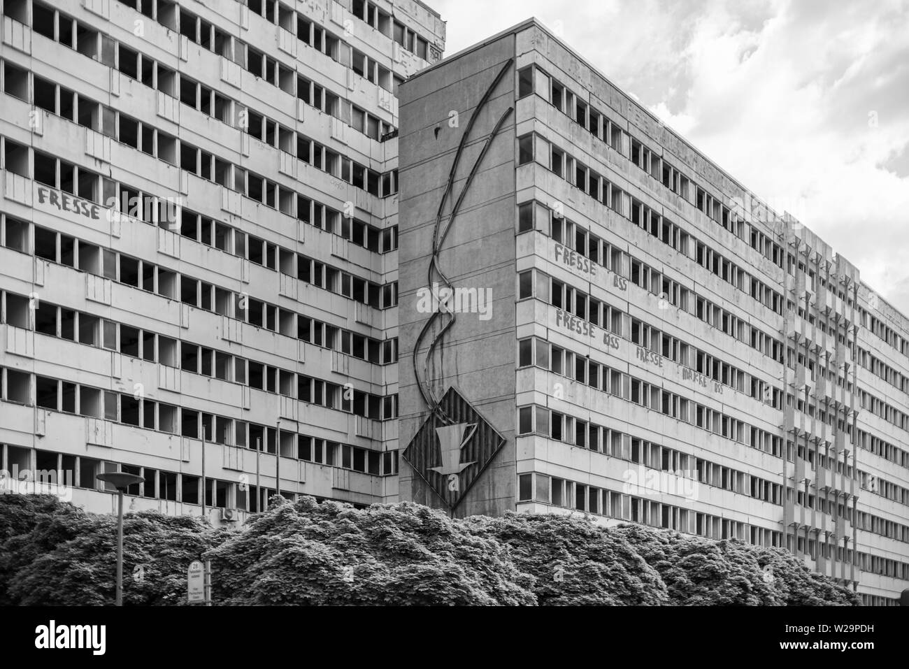 Haus der Statistik a Berlin-Mitte, costruito nel 1970, era l'ex quartier generale di raccolta delle statistiche della Stasi, la polizia segreta della Germania Est. Foto Stock