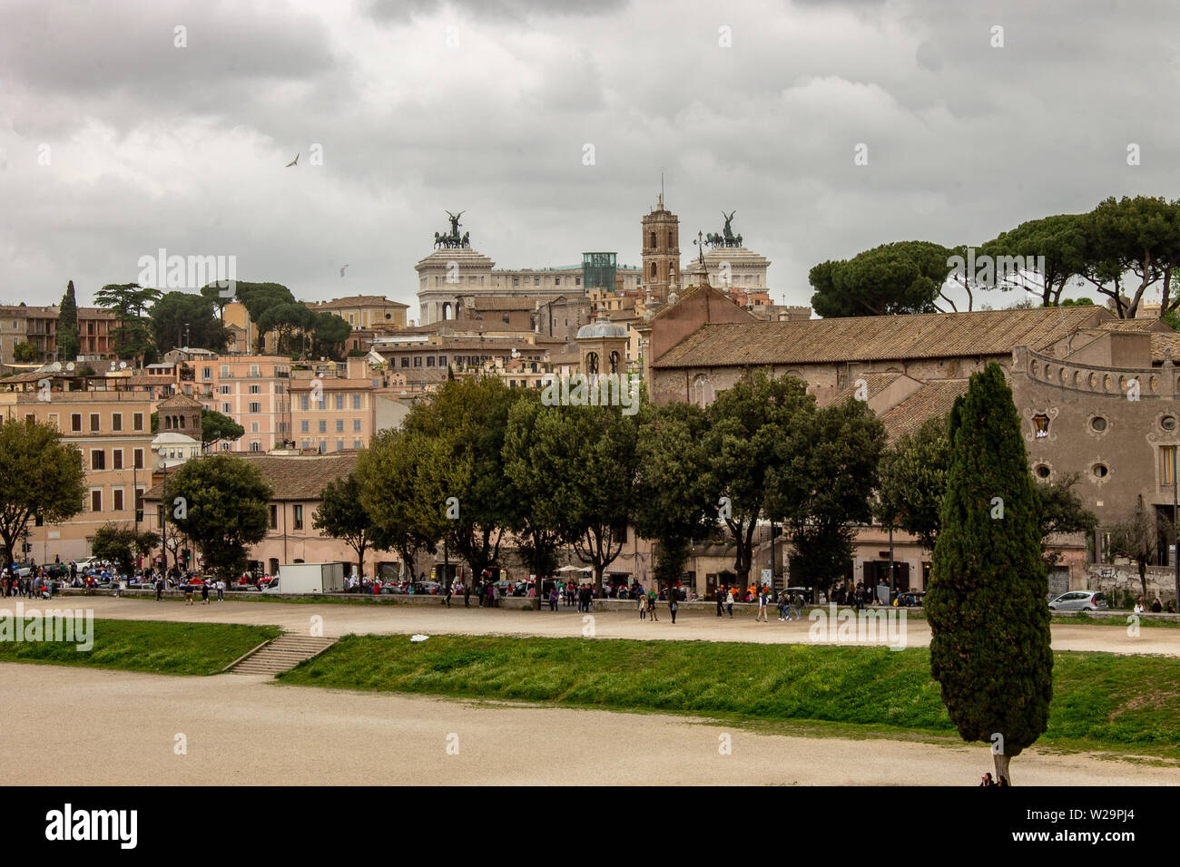 Roma, Italia, Aprile 28, 2019. In primo piano il Circo massimo con il monumento nazionale dedicato a Vittorio Emanuele II, noto anche come Altare d Foto Stock