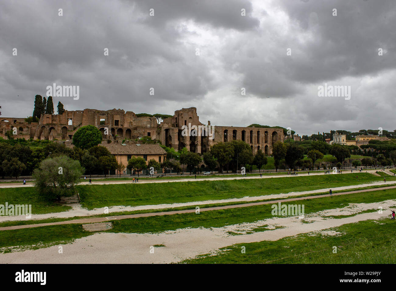 Roma, Italia, Aprile 28, 2019. In primo piano il Circo massimo con il monumento nazionale dedicato a Vittorio Emanuele II, noto anche come Altare d Foto Stock