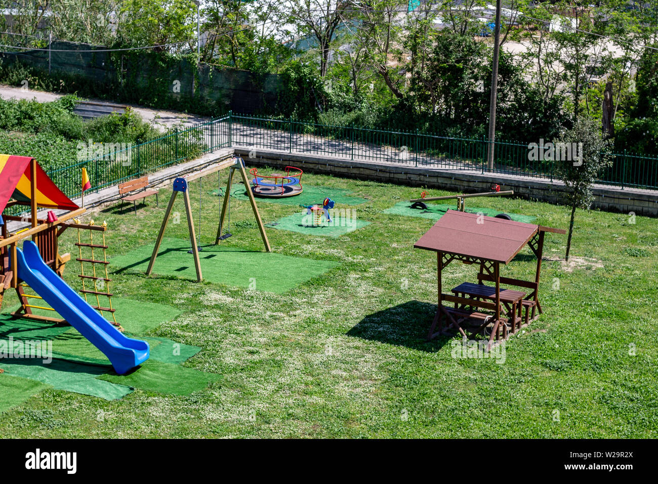 Bacoli, Napoli, Italia Il 25 maggio 2019. Nel parco dei bambini, corse in slitta, lo swing. Foto Stock