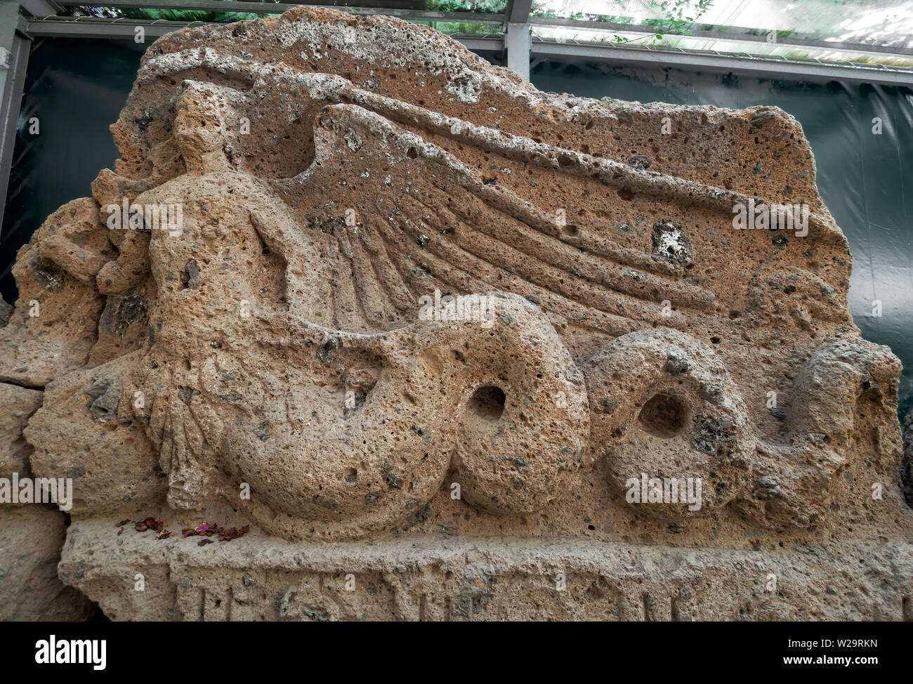 SOVANA, Toscana, Italia - 16 giugno 2019 - La necropoli etrusca di demoni alati scultura. Resti di antiche civiltà etrusca. La Maremma, Italia. Foto Stock