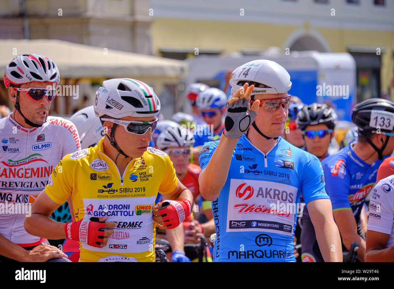 Joel Suter (team Akros Thomus) a salutare la folla all'inizio della fase 4 di Sibiu Tour in bicicletta, Romania, Luglio 7, 2019 Foto Stock