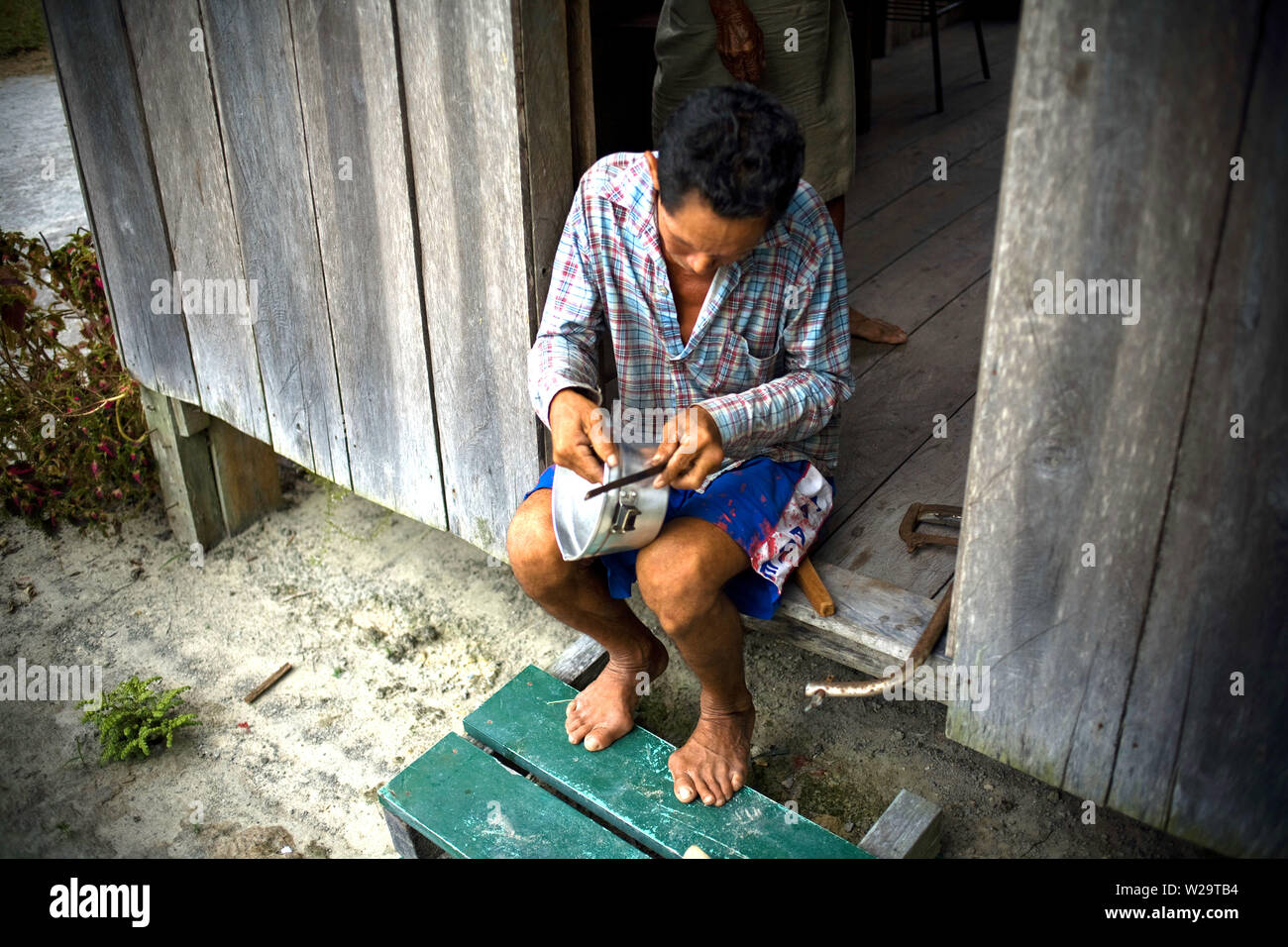 Posti a sedere uomo, Boa Esperança comunità, Cuieiras River, Amazônia, Manaus, Amazonas, Brasile Foto Stock