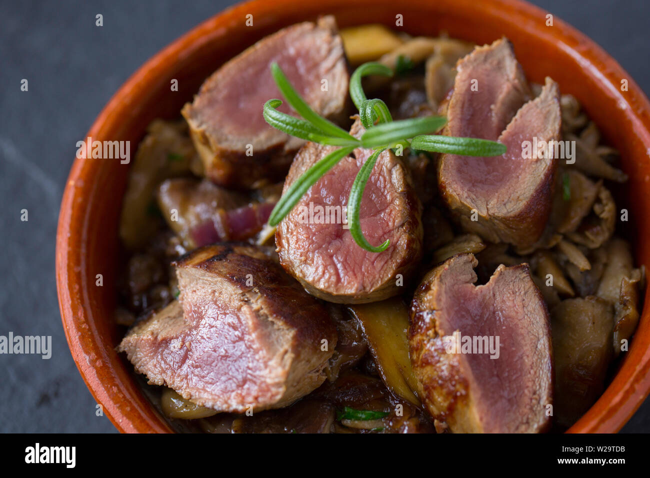 In casa di un piatto di carne di cervo comprendente di capriolo sella filetto, o dorsalino, che è stato fritto flash in modo che è ancora rara e affettato. Essa è servita wit Foto Stock