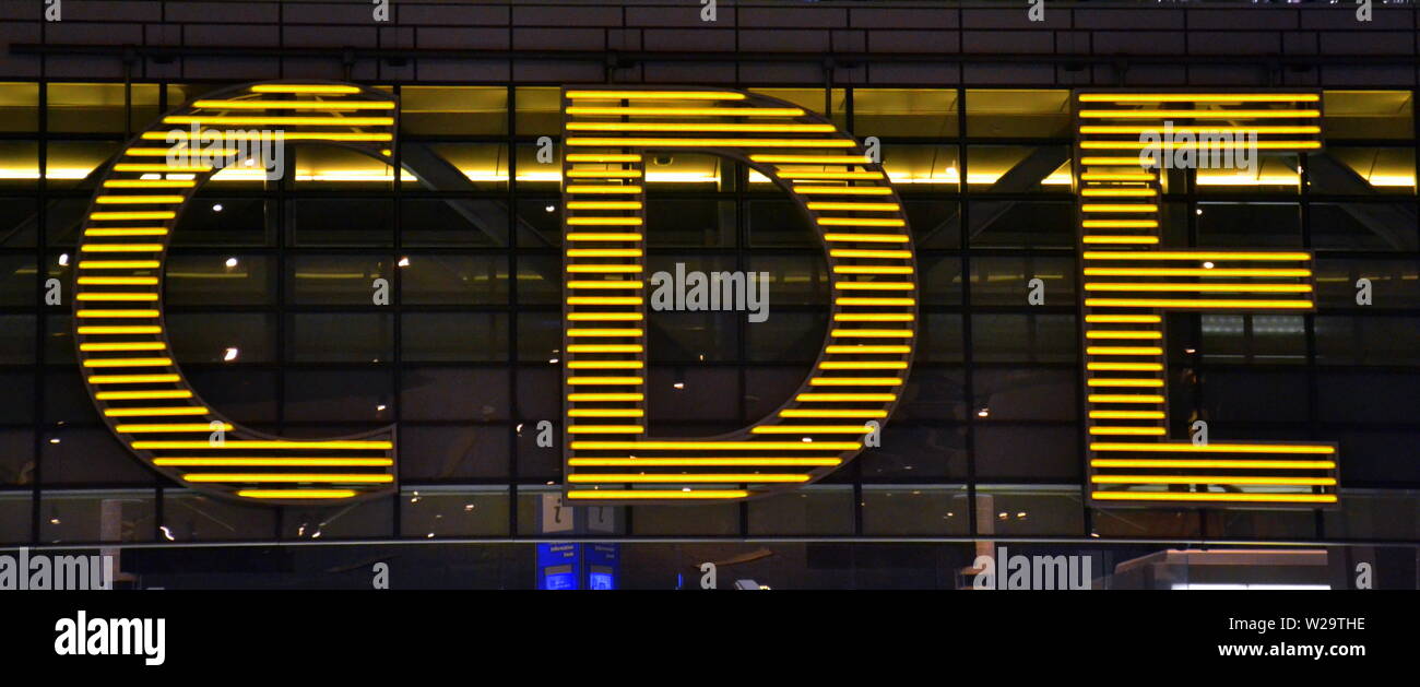 Direzione segno a Hamad dall'Aeroporto Internazionale di Doha, Qatar, Medio Oriente Foto Stock