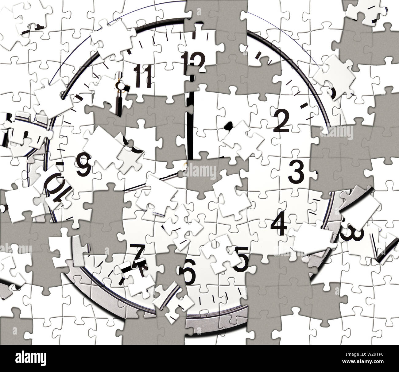 Orologio con puzzle mancante e pezzi sparsi Foto Stock