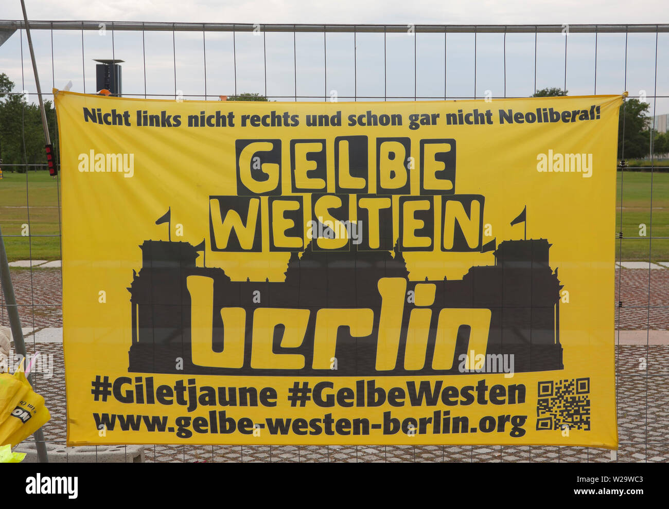 Dimostrazione di giubbotti di giallo di fronte al Reichstag di Berlino Foto Stock