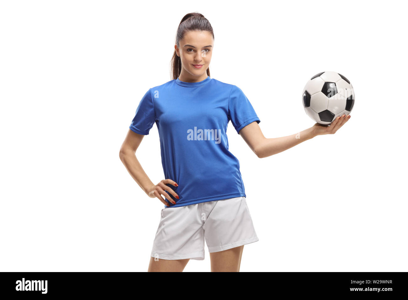 Donna giovane giocatore di calcio tenendo un calcio isolati su sfondo bianco Foto Stock