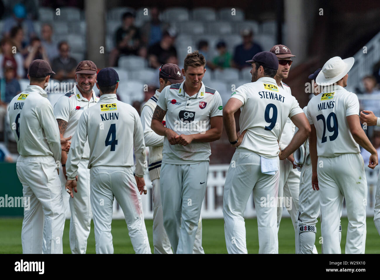 Londra, Regno Unito. 07 lug 2019. Harry Podmore del Kent Cricket Club (centro) celebra dopo aver preso il paletto di Scott Borthwick del Surrey Cricket Club con i compagni di team durante la contea Specsavers attrezzatura di campionato tra Surrey vs Kent alla Kia Oval Cricket Ground di domenica, luglio 07, 2019 a Londra Inghilterra. Credito: Taka G Wu/Alamy Live News Foto Stock