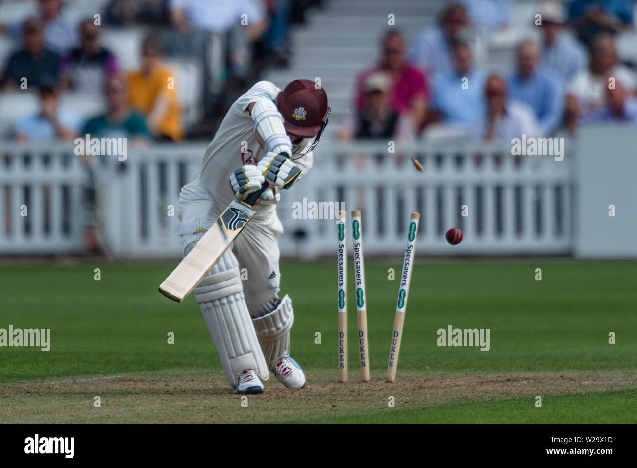 Londra, Regno Unito. 07 lug 2019. Scott Borthwick del Surrey Cricket Club ha perso il suo wickets colpiti da Harry Podmore del Kent Cricket Club durante la contea Specsavers attrezzatura di campionato tra Surrey vs Kent alla Kia Oval Cricket Ground di domenica, luglio 07, 2019 a Londra Inghilterra. Credito: Taka G Wu/Alamy Live News Foto Stock