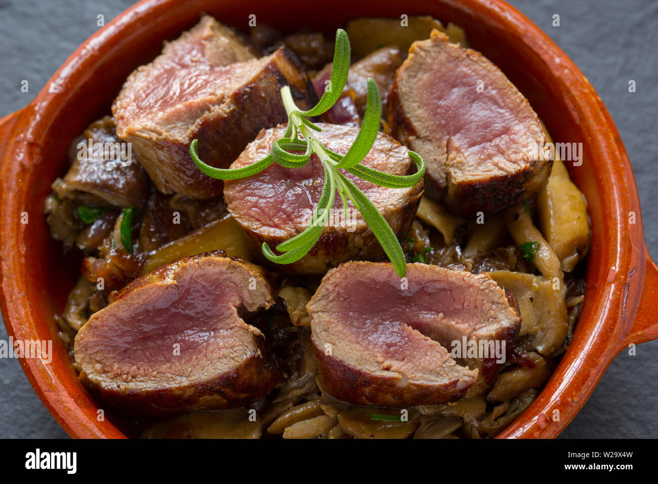 In casa di un piatto di carne di cervo comprendente di capriolo sella filetto, o dorsalino, che è stato fritto flash in modo che è ancora rara e affettato. Essa è servita wit Foto Stock