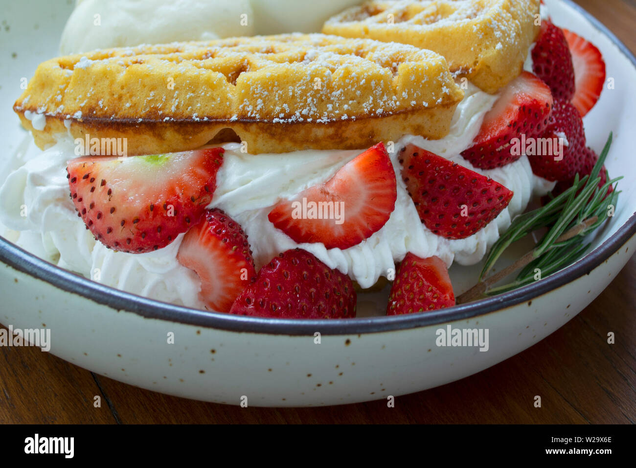 Close-up di fragola waffle sul piatto di guardare in modo ' irritabile. Foto Stock